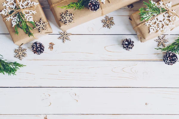 Caja Regalo Navidad Envuelta Casa Presenta Sobre Fondo Mesa Madera —  Fotos de Stock