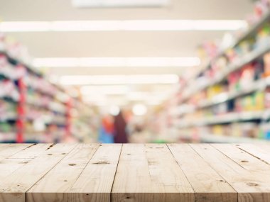 Boş ahşap masa ve bulanık arka plan resmi. süpermarket ürün için uzay görüntü montaj ile arka plan bulanıklık.