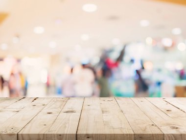 Boş ahşap masa ve bulanık arka plan resmi. süpermarket ürün için uzay görüntü montaj ile arka plan bulanıklık.