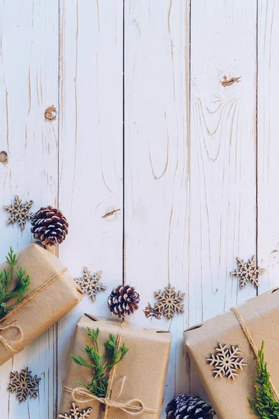 Hausgemachte Verpackte Weihnachtsgeschenkbox Geschenke Auf Einem Holztischhintergrund Mit Platz — Stockfoto