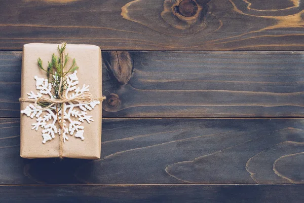 Tekenreeks Bindgaren Gebonden Een Strik Kraftpapier Boven Doos Van Gift — Stockfoto