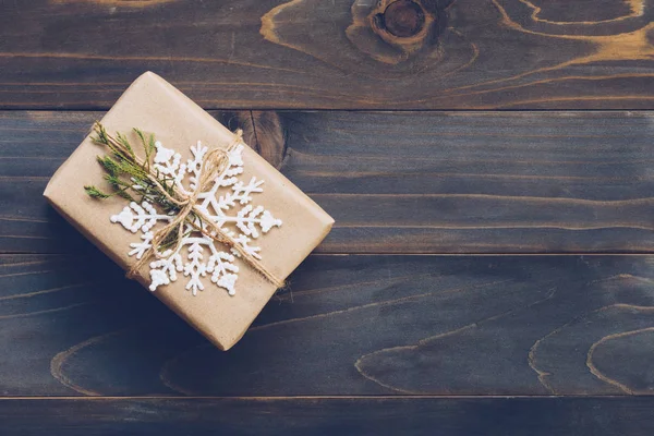 Tekenreeks Bindgaren Gebonden Een Strik Kraftpapier Boven Doos Van Gift — Stockfoto