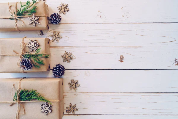 Zelfgemaakte Verpakte Doos Van Gift Van Het Kerstmis Presenteert Achtergrond — Stockfoto