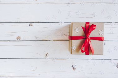 Kahverengi hediye kutusu ve Noel armağan üstünde beyaz ahşap masa arka plan.