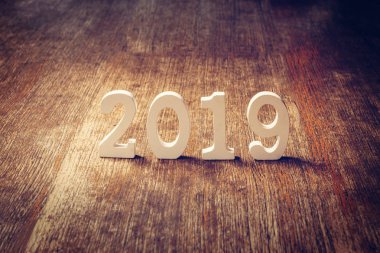 Ahşap numaraları numarası 2019, rustik ahşap arka plan üzerinde yeni yıl 2019 için şekillendirme.