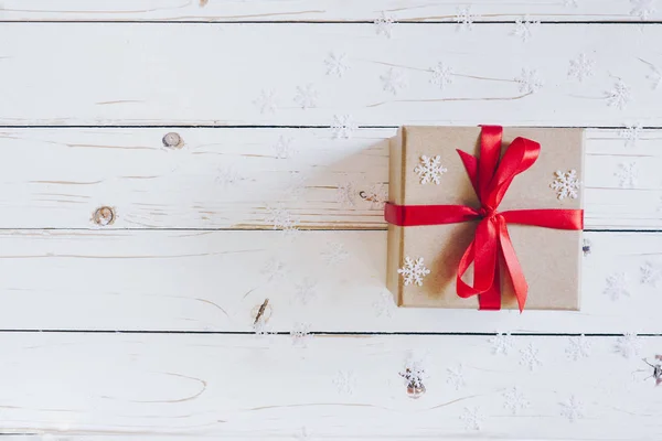 Braune Geschenkbox Und Weihnachtsgeschenke Auf Weißem Holztischhintergrund — Stockfoto
