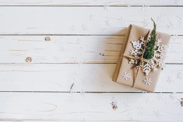 Bruin Geschenkdoos Kerstcadeautjes Witte Houten Tafel Achtergrond — Stockfoto