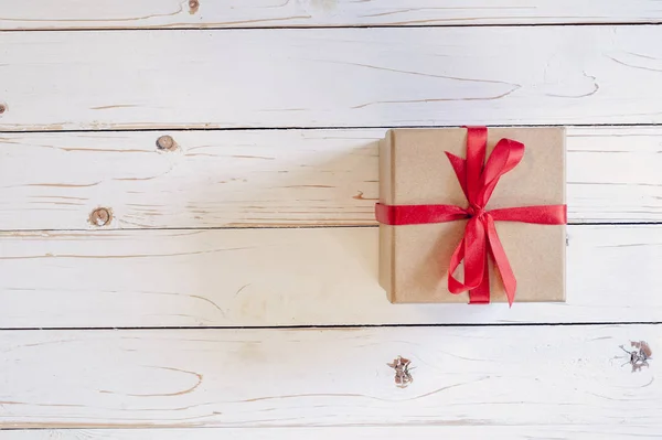 Caja Regalo Marrón Vista Superior Sobre Fondo Tabla Madera Blanca — Foto de Stock