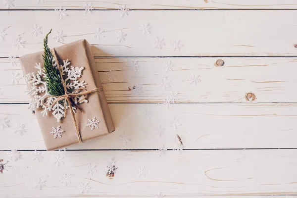 Bruin Geschenkdoos Kerstcadeautjes Witte Houten Tafel Achtergrond — Stockfoto