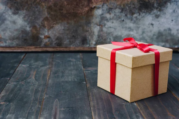 Braune Geschenkschachtel Auf Holztischhintergrund Mit Kopierraum — Stockfoto