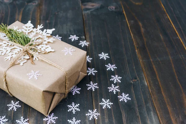 Weihnachtsgeschenkbox Platziert Und Weiße Schneeflocken Auf Holzplanken Mit Platz — Stockfoto