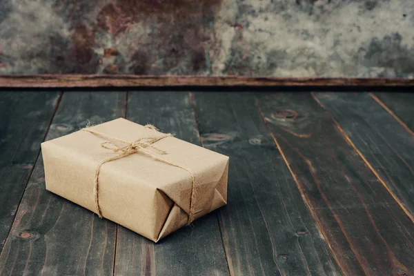 Caja Regalo Marrón Sobre Fondo Mesa Madera Con Espacio Copia — Foto de Stock