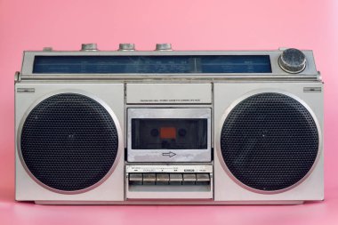 Pembe pasrel renk arka plan üzerinde Vintage stereo