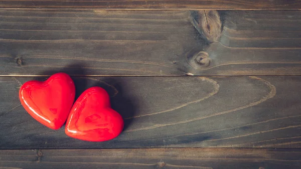 Dos Corazón Rojo Sobre Fondo Tabla Madera Con Espacio Copia — Foto de Stock