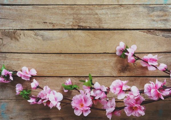 Flor Cerezo Flores Artificiales Sobre Fondo Madera Vintage Con Espacio —  Fotos de Stock