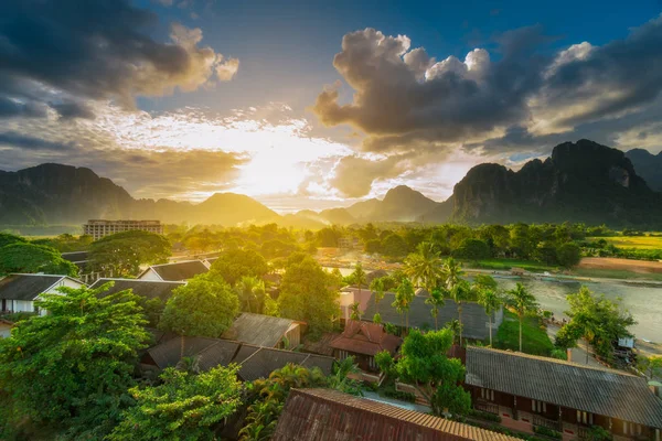 Liggande Vackra Solnedgången Vang Vieng Laos — Stockfoto