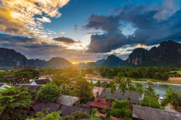 Paisaje vista hermosa puesta de sol en vang vieng, Laos — Foto de Stock