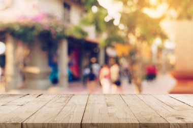 Boş ahşap masa ve Vintage sesi bulanık kalabalık peo defocused
