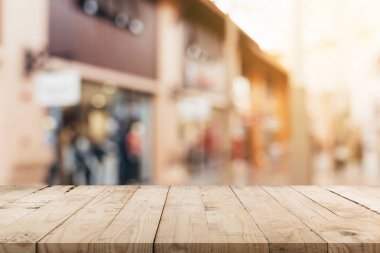 Boş ahşap masa ve Vintage sesi bulanık kalabalık peo defocused