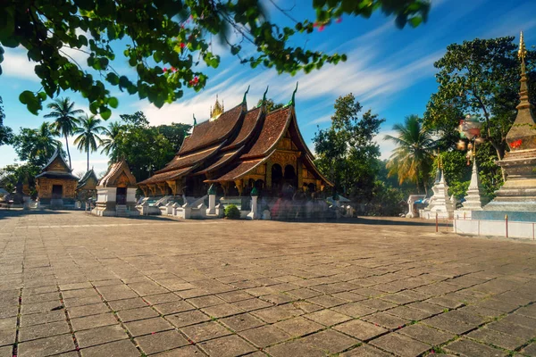 Larga exposición wat xieng tanga en luang prabang, laos . —  Fotos de Stock