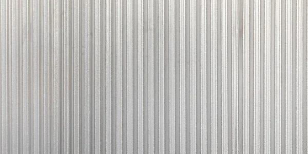 O fundo de parede ondulado cinza metal panorama. Zinco enferrujado g — Fotografia de Stock