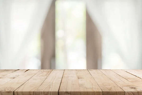 Mesa de madeira vazia e fundo da janela embaçada com espaço de cópia, d — Fotografia de Stock
