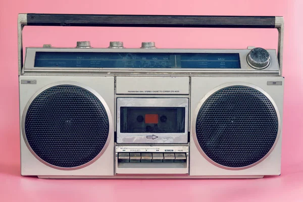 Vintage-Stereo auf rosa Pastellfarbe Hintergrund — Stockfoto