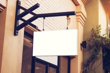 Boş tabela ve boş mock up kopya aralığı ile sokakta asılı