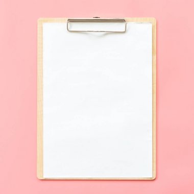 Boş pano pembe pastel renk arka plan üzerinde mock up