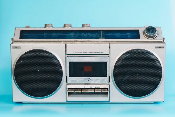 Vintage-Stereoanlage auf blauem Pastell-Hintergrund — Stockfoto