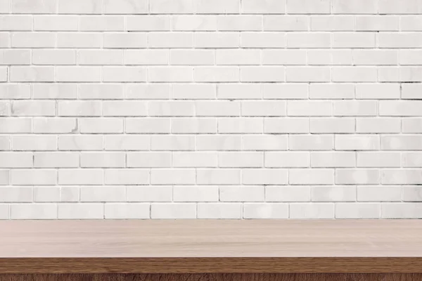 Bílá cihlová zeď a dřevěný stůl s kopírovacím prostorem, zobrazit monta — Stock fotografie