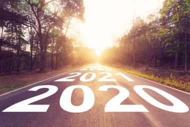 Boş asfalt yol ve yeni yıl 2020 kavramı. Bir boştan sürüş