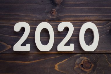 Yeni yıl konsepti - 2020 numara, yeni yıl için ahşap bir masada. W