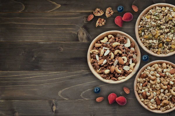 Misku müsli k snídani s čerstvými bobule, jahodou — Stock fotografie