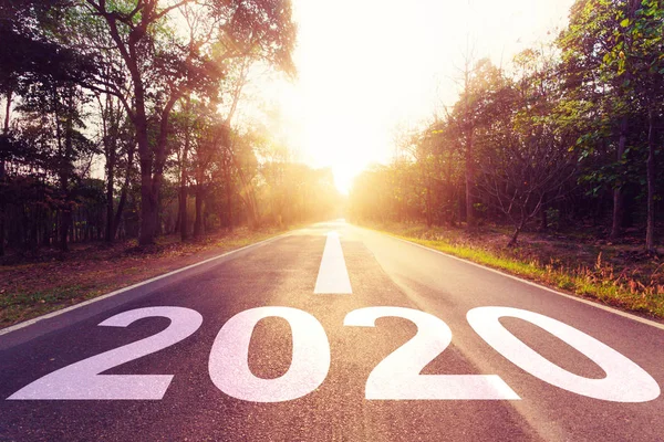 Neujahrskonzept: Leere Asphaltstraße und Neujahr 2020. — Stockfoto