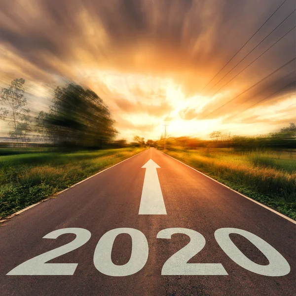 Yeni Yıl Konsepti : Boş asfalt yol gün batımı ve Yeni Yıl 2020. — Stok fotoğraf