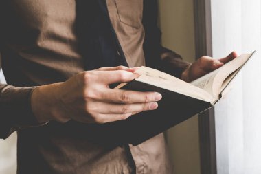 Pencerede kitap tutan bir işadamı. Yaratıcı İş Başlangıç Kimliği