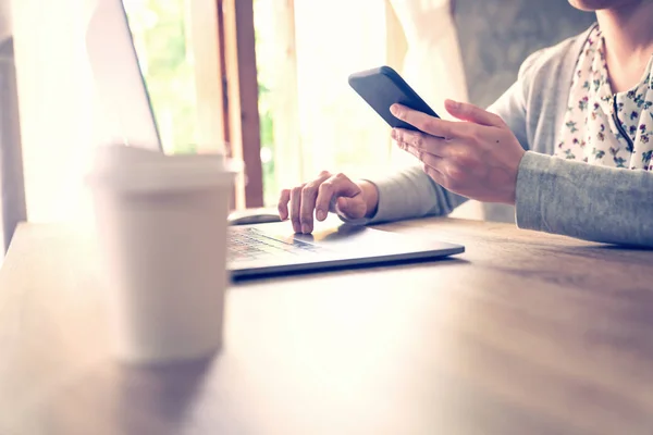 Aziatische vrouw het gebruik van laptop computer doen online activiteit en bedrijf — Stockfoto