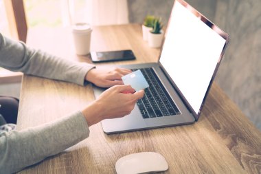 dizüstü bilgisayar kullanarak asyalı kadın online aktivite ödeme kredi yapmak 