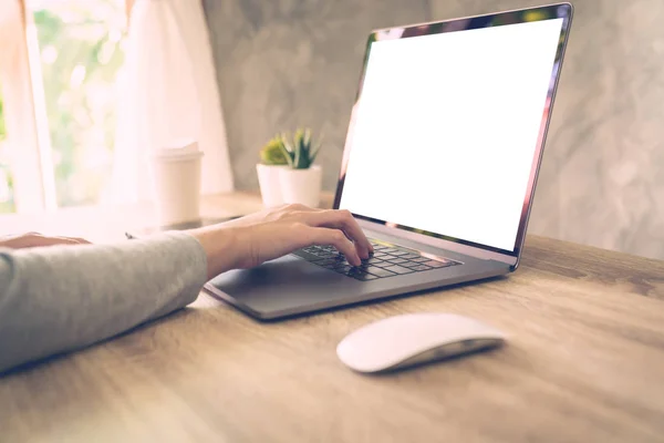 Geschäftsfrau mit Laptop macht Online-Aktivitäten auf Holz Stockbild