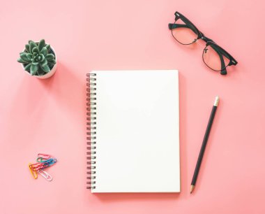 Boş dizüstü bilgisayar, sm ile çalışma alanı masasıdüz yatıyordu mockup tasarım