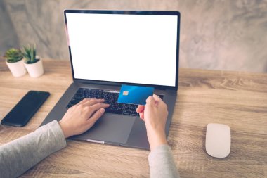 dizüstü bilgisayar kullanan kadın online aktivite ödeme kredi kartı o yapmak