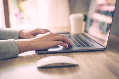 Dizüstü bilgisayar kullanan iş kadını ahşap online aktivite yapmak 