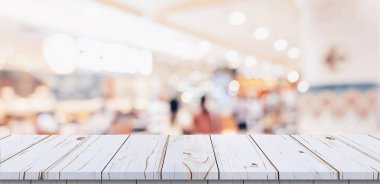 B ile alışveriş merkezinde boş ahşap masa ve bulanık ışık Masası