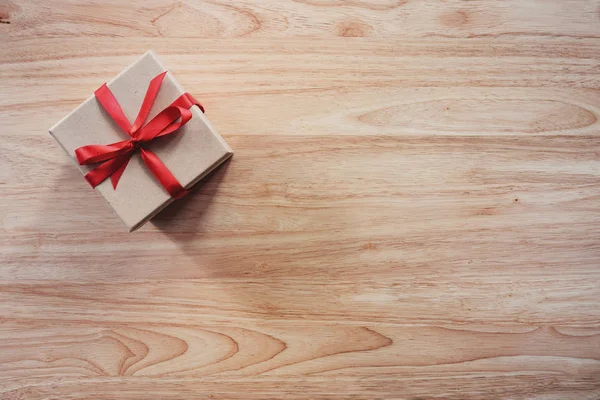 Caja de regalo marrón sobre fondo de mesa de madera con espacio de copia — Foto de Stock