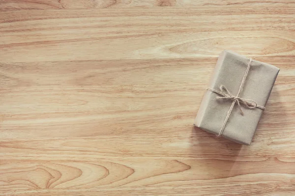 Boîte cadeau marron sur fond de table en bois avec espace de copie — Photo