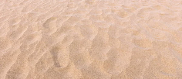 砂や砂の質感や背景に足跡を残し — ストック写真