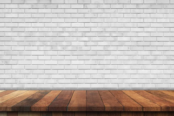白色砖墙背景上的空木桌 产品蒙太奇展示背景 — 图库照片