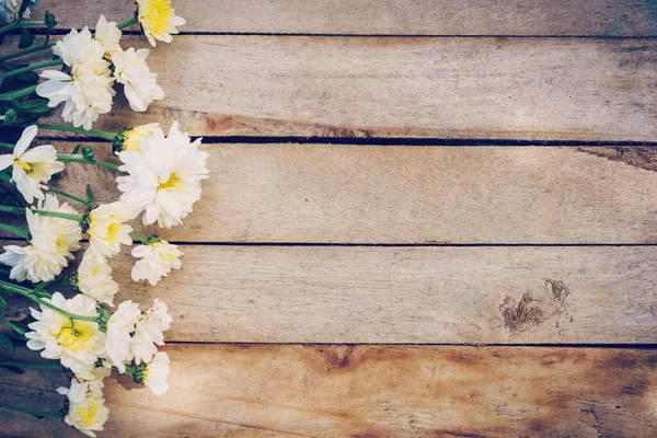 Flores Sobre Tabla Madera Grunge Vieja Textura Fondo Con Espacio — Foto de Stock