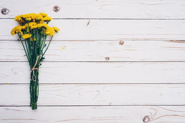 Yellow Flowers Bouquet Top View White Wooden Background Texture Copy — Stock Photo, Image